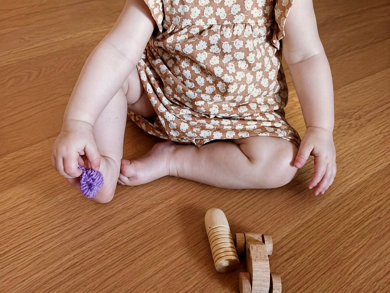 Bebé explorando piezas de madera en un juego libre y sin estructuras