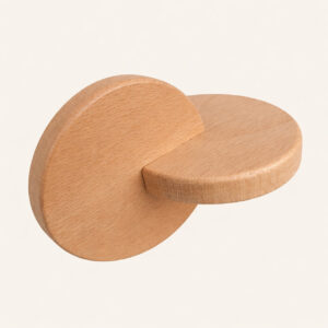 Discos de agarre interconectados Montessori de madera natural para bebés sobre fondo beige