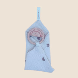 Mini muselina sensorial Begi Bizi de algodón orgánico con mordedor de madera en forma de sol, presentada de forma minimalista sobre fondo neutro