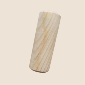 Instrumento de palo de lluvia artesanal en madera natural sobre fondo beige suave